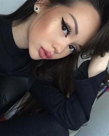 Bu qız gözəlliyi ilə hər kəsi heyran edir -  FOTOLAR